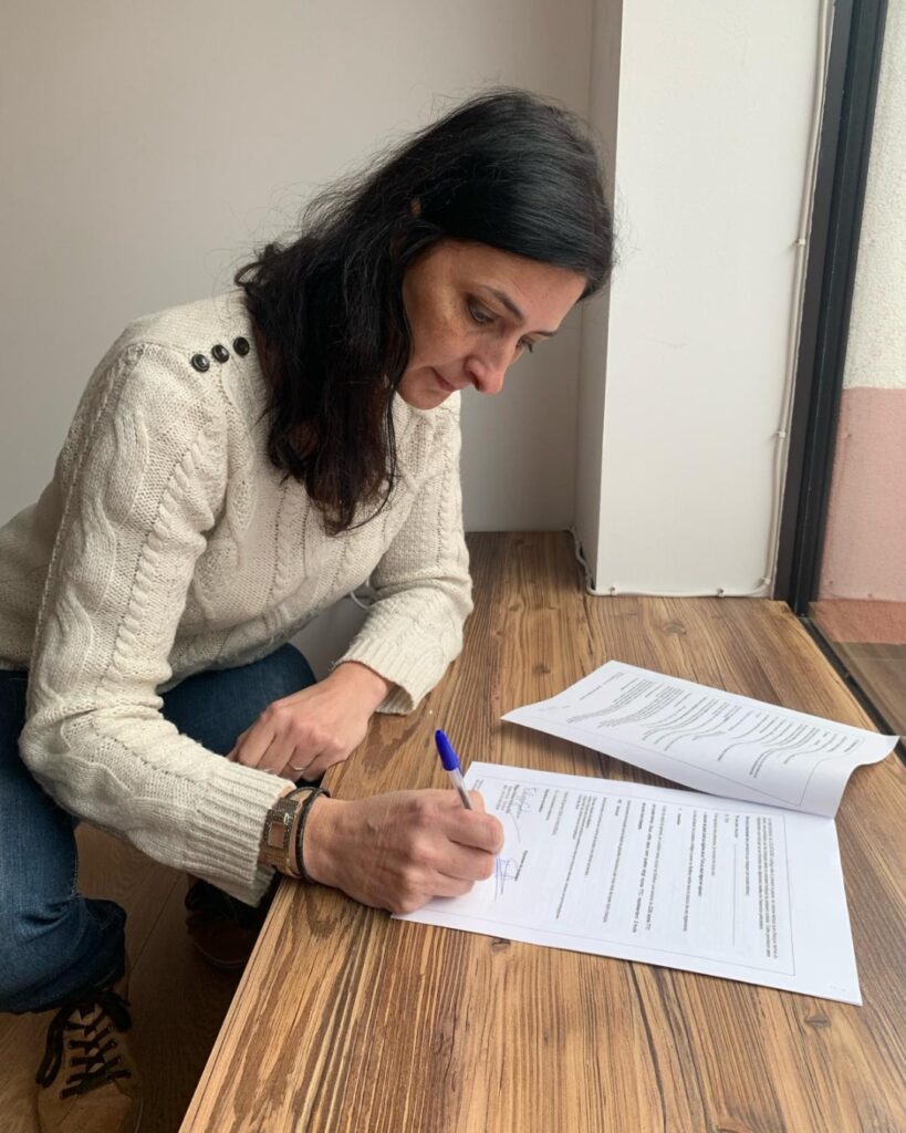 Séverine De chez Essenterra qui signe son contrat